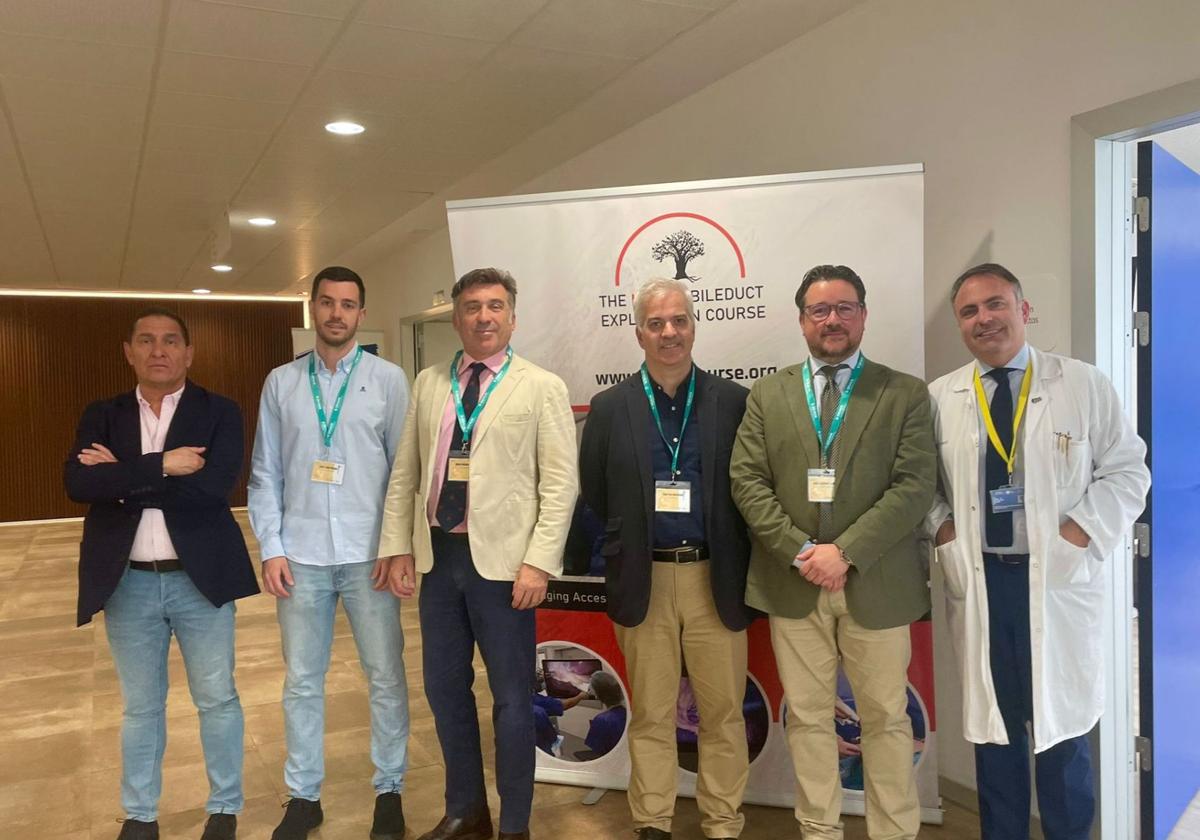 De derecha a izquierda: José Antonio Blázquez, subdirector de Servicios Quirúrgicos del CAUSA; José E. Quiñones Sampedro, organizador del curso y cirujano de la Unidad de HBP y Trasplante de Páncreas del CAUSA; Pablo Parra Membrives, jefe de Servicio de Cirugía General y Digestiva del Hospital Universitario de Valme; Alberto Martínez-Isla, Consultor Senior de Cirugía Gastrointestinal Superior. Hospital St. Marks Northwick Park Londres; Jaime López Sánchez, cirujano de la Unidad de HBP y Trasplante de Páncreas del CAUSA; y Felipe Parreño, jefe de Unidad de Cirugía Esofagogástrica y Bariátrica del CAUSA.