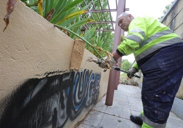 Así trabaja la patrulla de limpieza: 7 horas al día borrando grafitis y pinturas no autorizadas