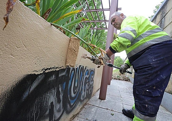 Operario municipal borrando una pintada.