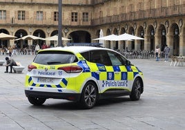 Coche de Policía Local en la Plaza Mayor de Salamanca