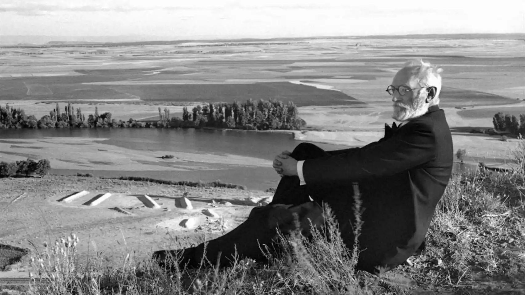 Miguel de Unamuno observando el paisaje