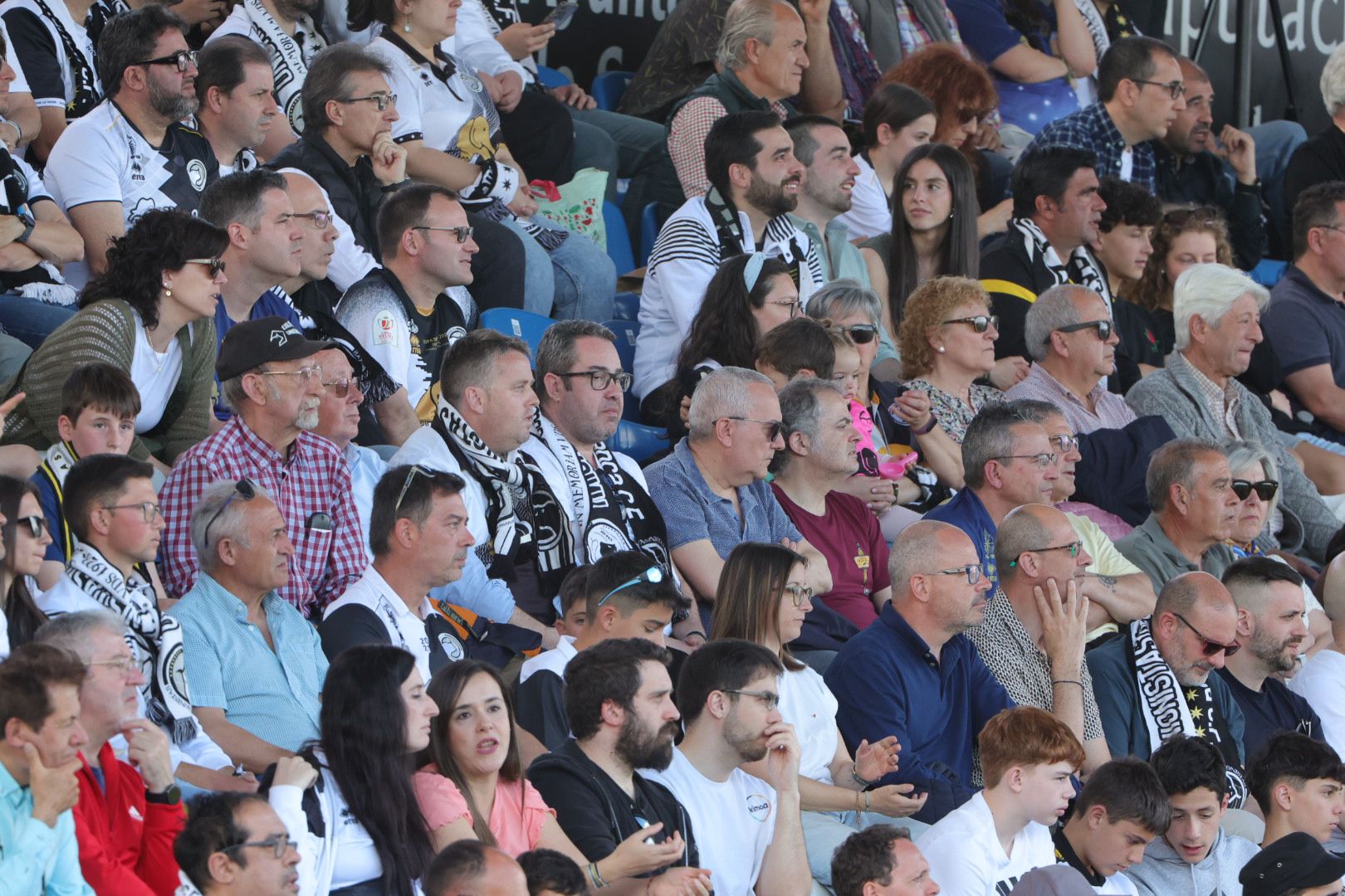 Unionistas-Tarazona en la grada: llenazo, desmayo y una afición volcada