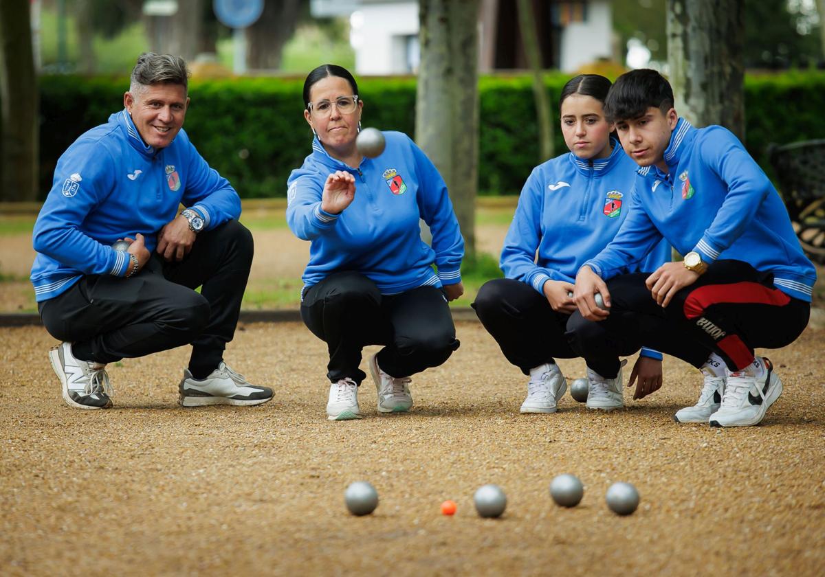 La familia de Salamanca que desmonta los mitos sobre la petanca: «Lo tienes que sentir»