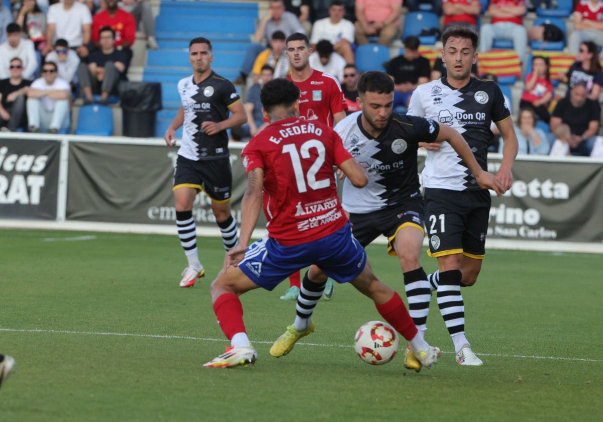 Jonny Arriba conduce el esférico ante el Tarazona en la primera parte