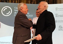 El consejero Gonzalo Santonja saluda al actor y gastrónomo Juan Echanove.