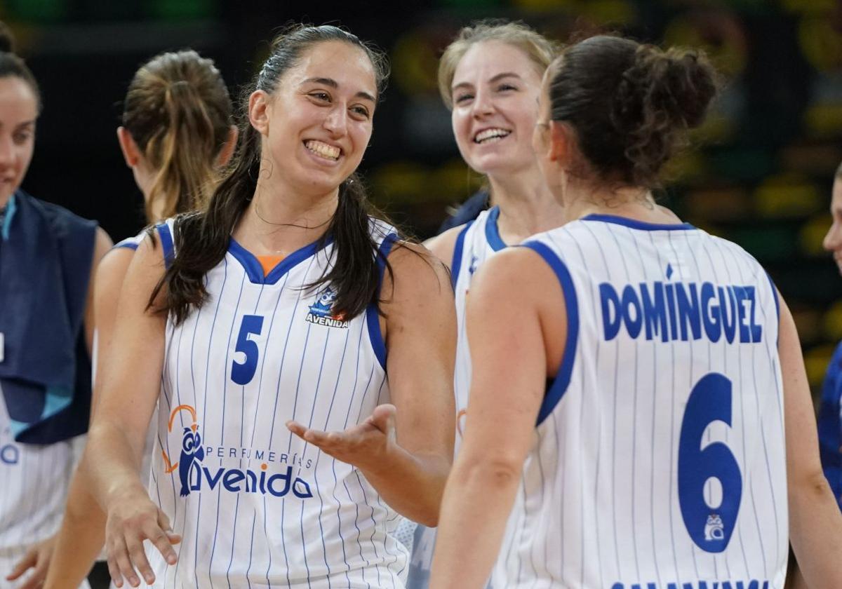 Maite Cazorla se dirige a Silvia Domínguez.