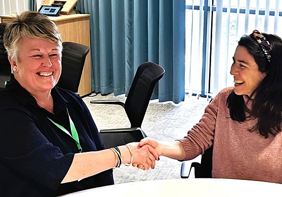 Linsey Cresswell y Carmen Sánchez Cañizares, Científica titular del CSIC, charlan sobre el acuerdo alcanzado.