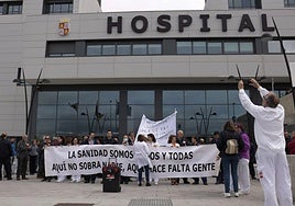 Protesta de trabajadores en el hospital de Salamanca en una imagen de archivo.