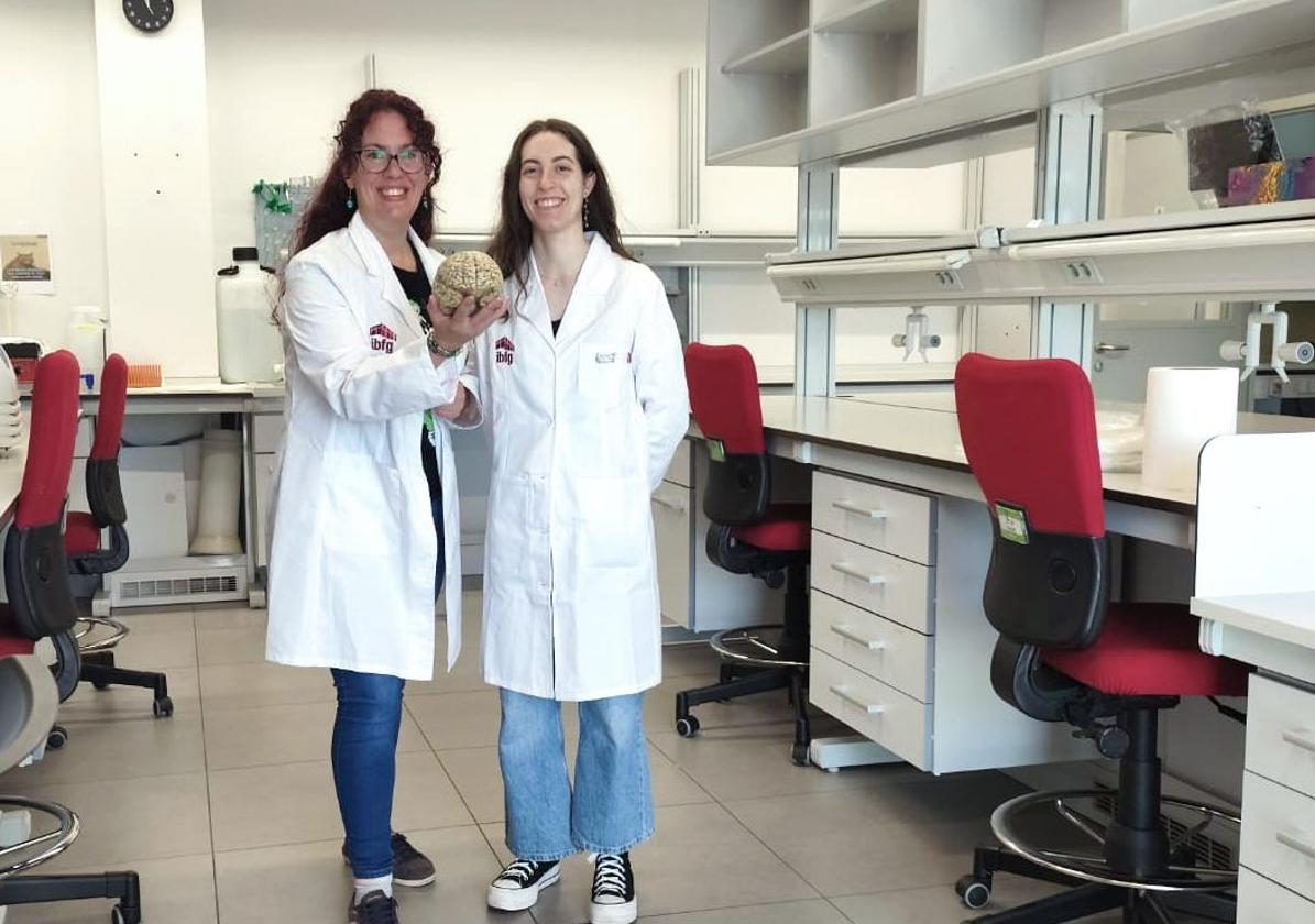 Elena Lavado, a la derecha, investigadora del Instituto de Biología Funcional y Genómica (IBFG).