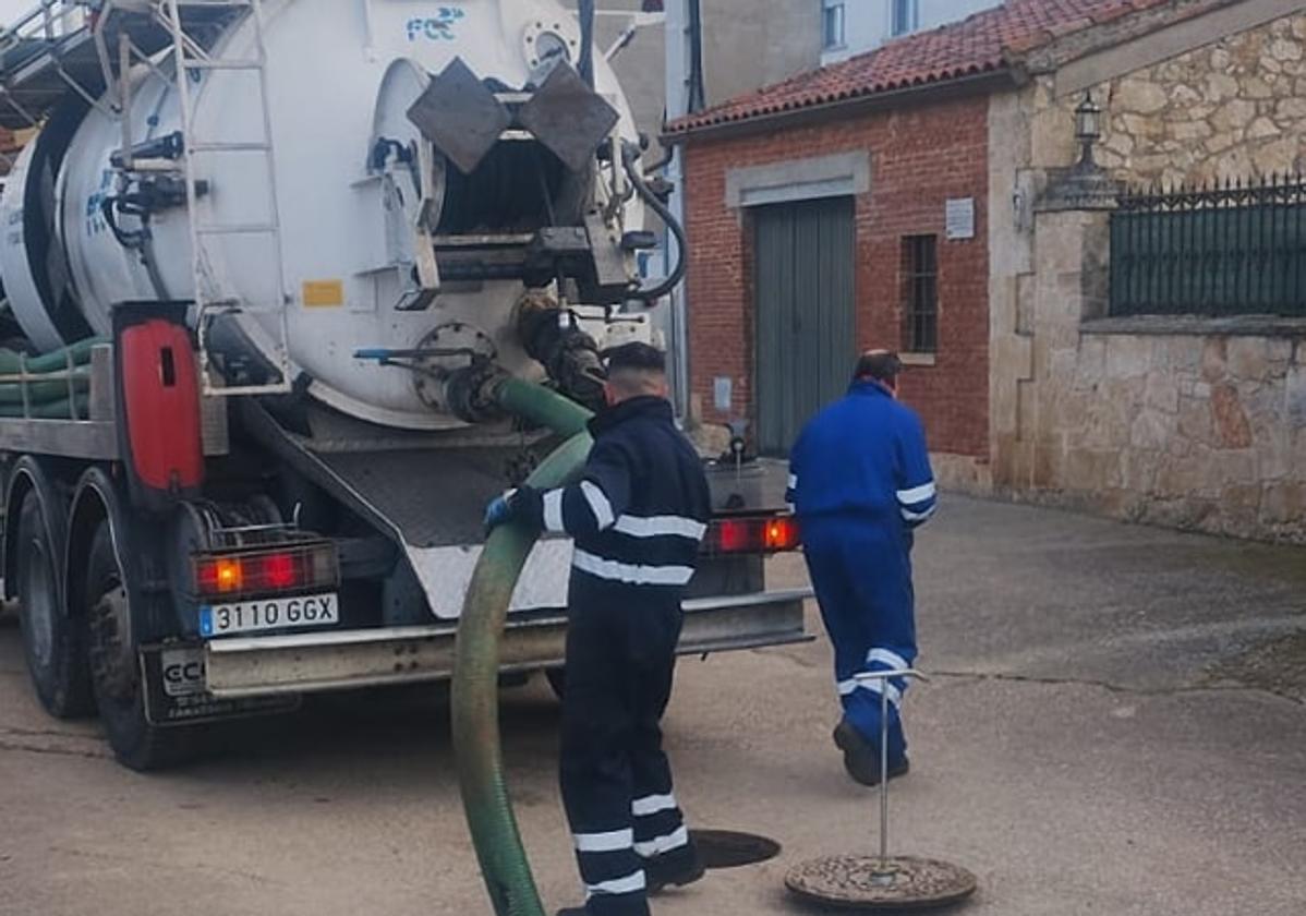 Dos operarios realizan labores de limpieza con un camión en Rollán en una imagen de archivo.