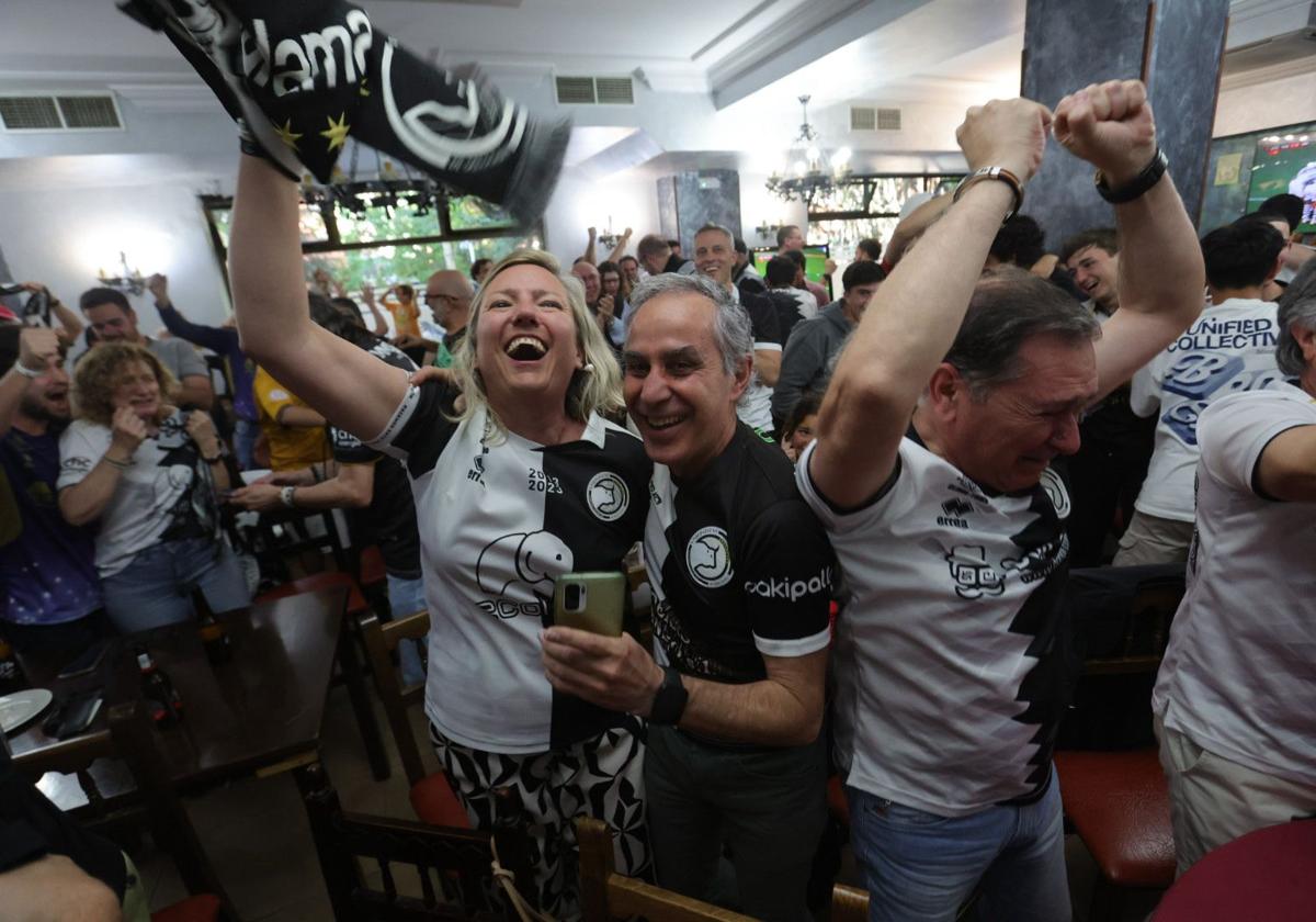 La afición de Unionistas sigue la final por la salvación en los bares