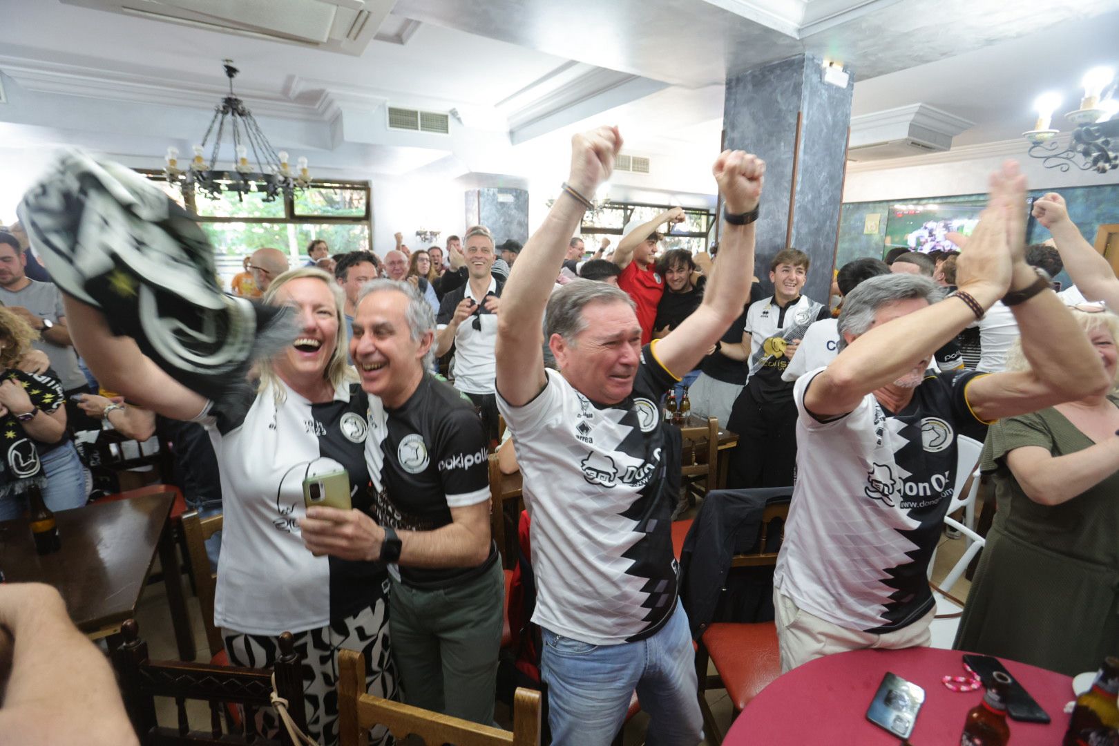 La afición de Unionistas sigue la final por la salvación en los bares