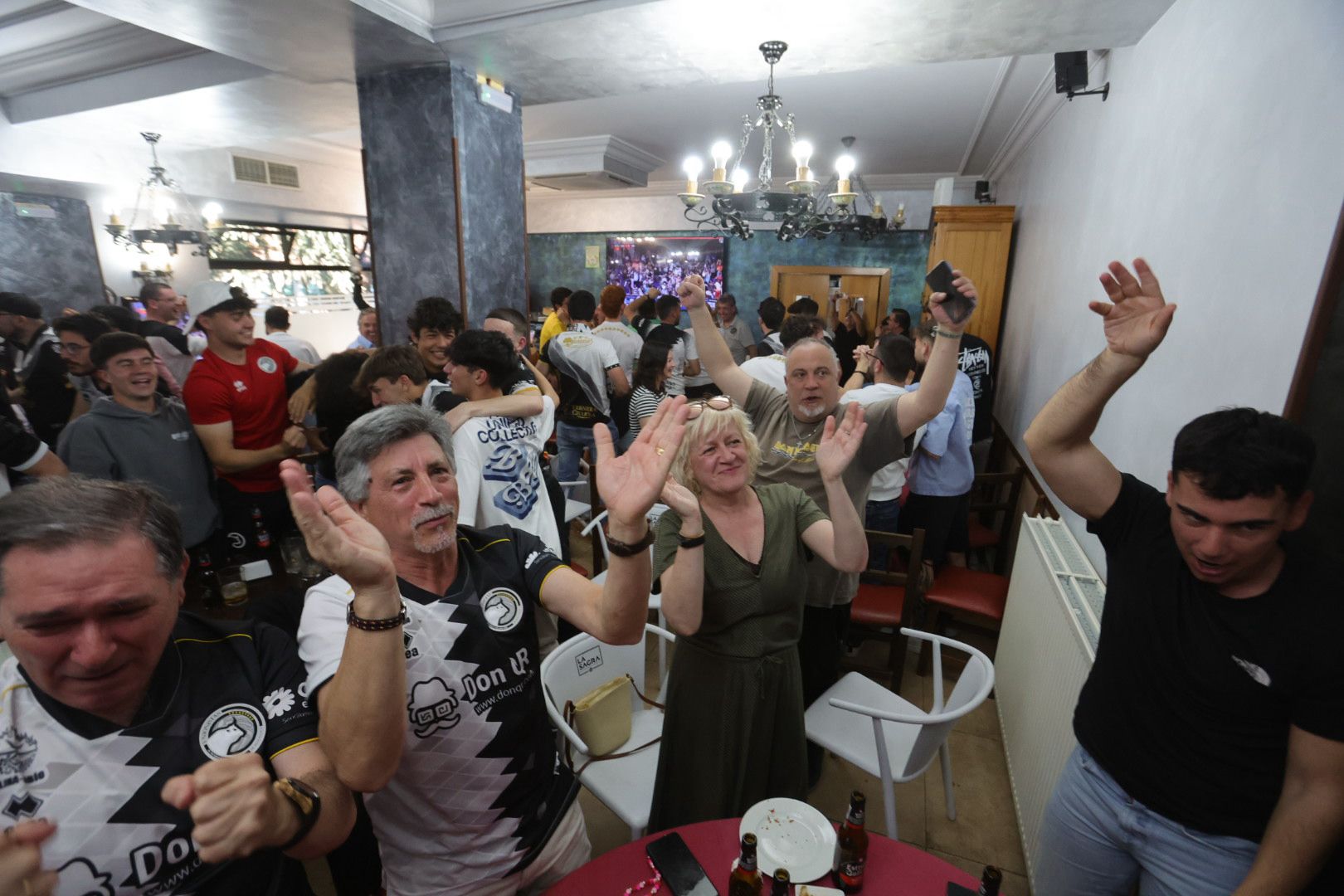 La afición de Unionistas sigue la final por la salvación en los bares