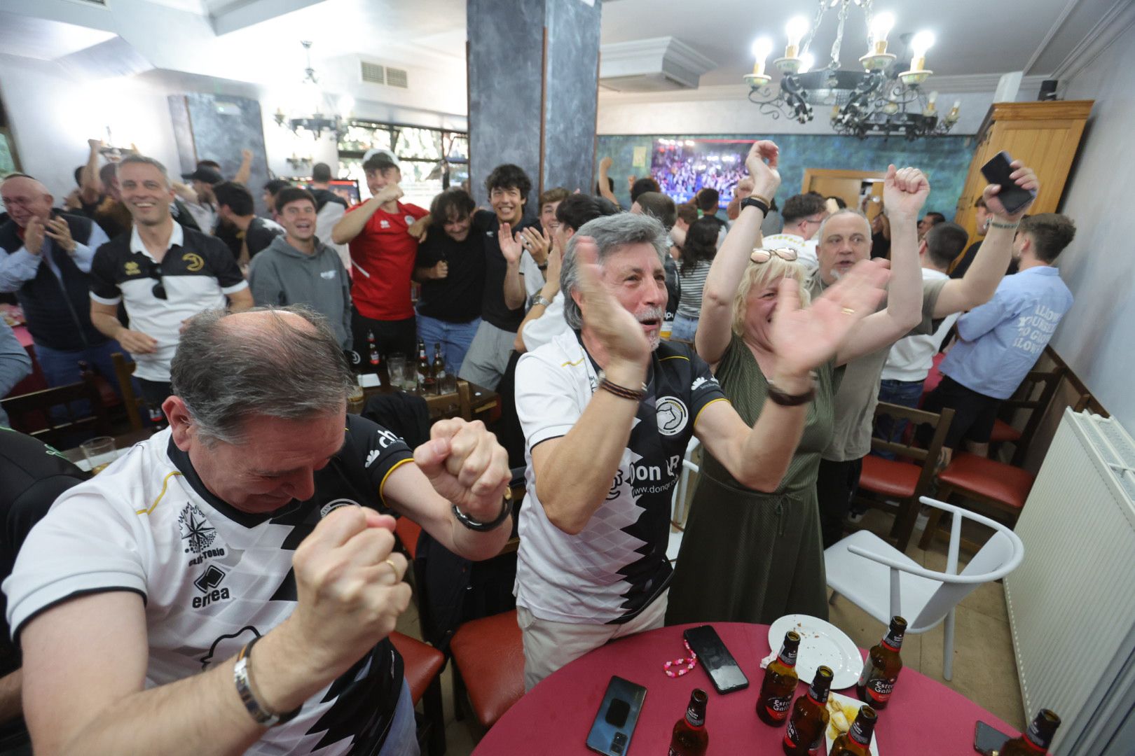 La afición de Unionistas sigue la final por la salvación en los bares