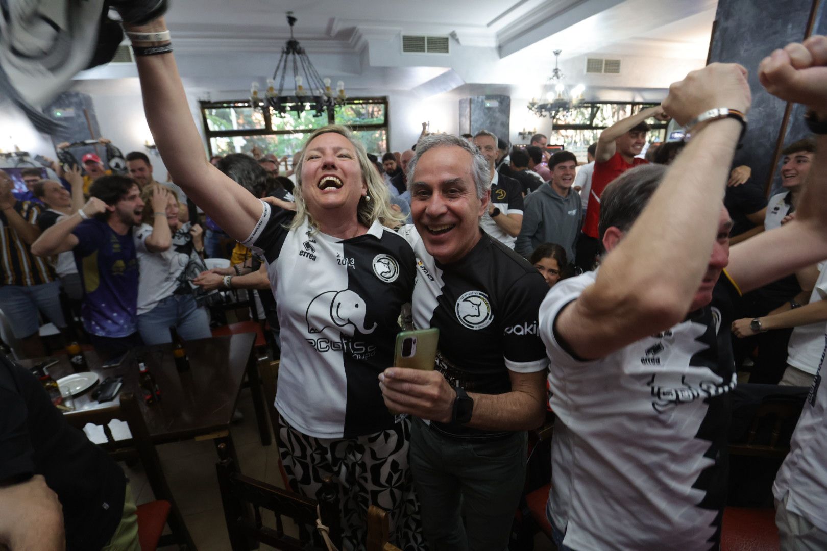 La afición de Unionistas sigue la final por la salvación en los bares