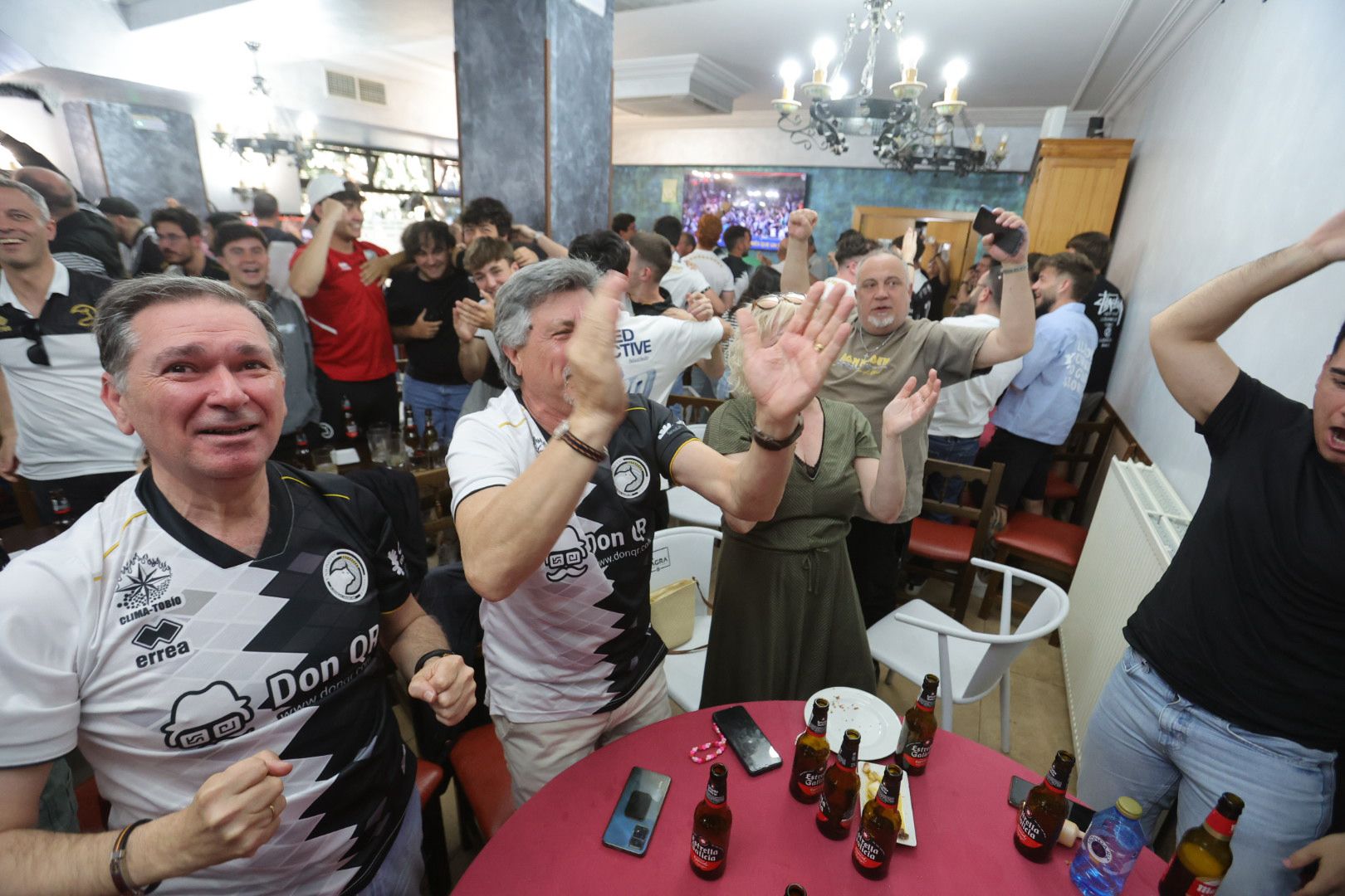 La afición de Unionistas sigue la final por la salvación en los bares