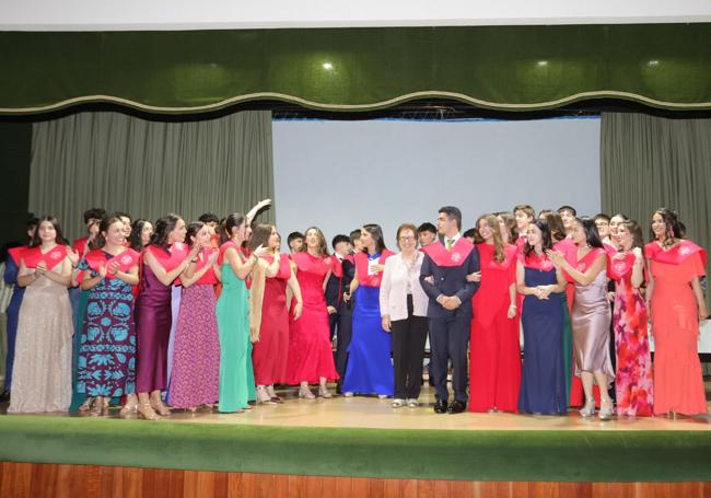 María Teresa Cuesta junto a todos los alumnos de Segundo de Bachillerato del Colegio Santísima Trinidad.