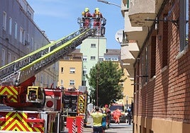Los bomberos trabajan en el lugar de los hechos en Santa Marta de Tormes.