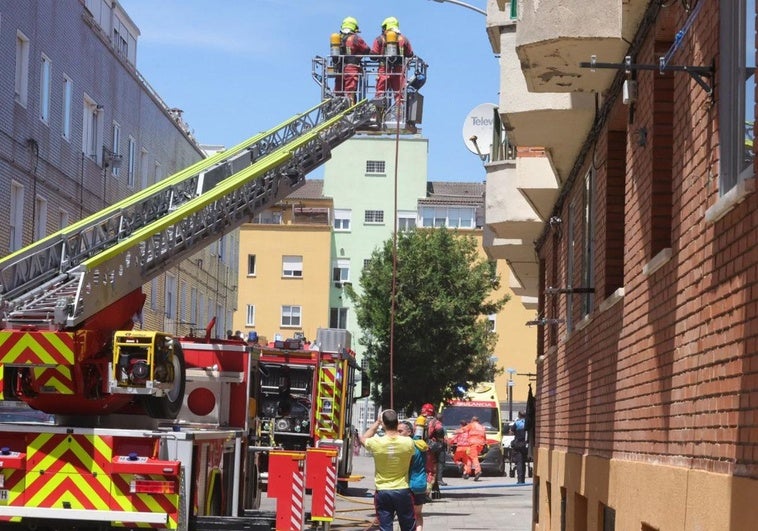 Los bomberos trabajan en el lugar de los hechos en Santa Marta de Tormes.