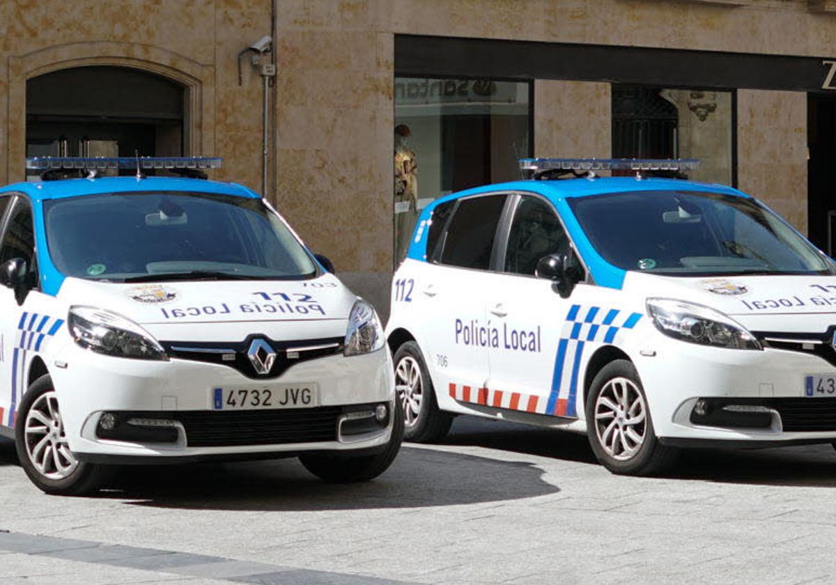 Dos coches de la Policía Local de Salamanca en una imagen de archivo.