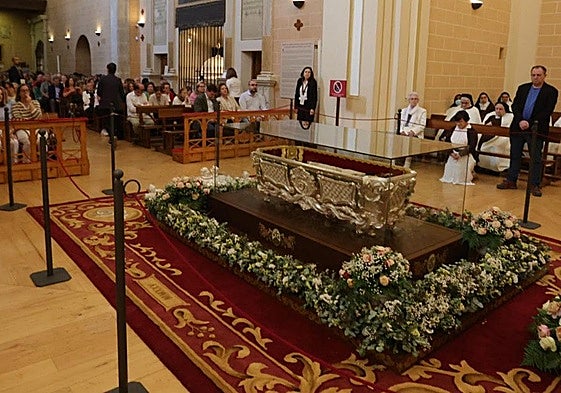 Multitud de visitantes este domingo a Alba de Tormes para venerar el cuerpo de Santa Teresa.