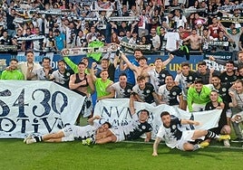 Plantilla y directivos de Unionistas celebran la salvación en el campo del Barça B en Barcelona.