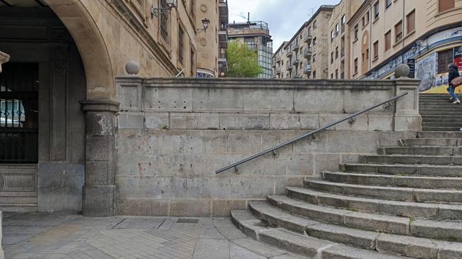 Imagem antes - o buraco do elevador nas escadas de Salamanca que foram escavadas para se tornar acessível