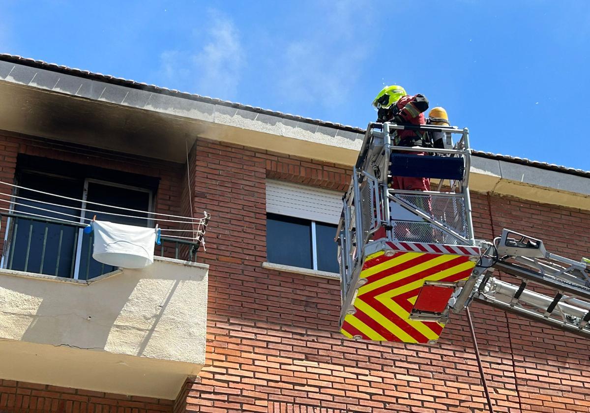 Un guardia civil herido y una mujer grave, balance del incendio del piso en Santa Marta