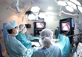 Una operación llevada a cabo en el Hospital de Salamanca en una imagen de archivo.