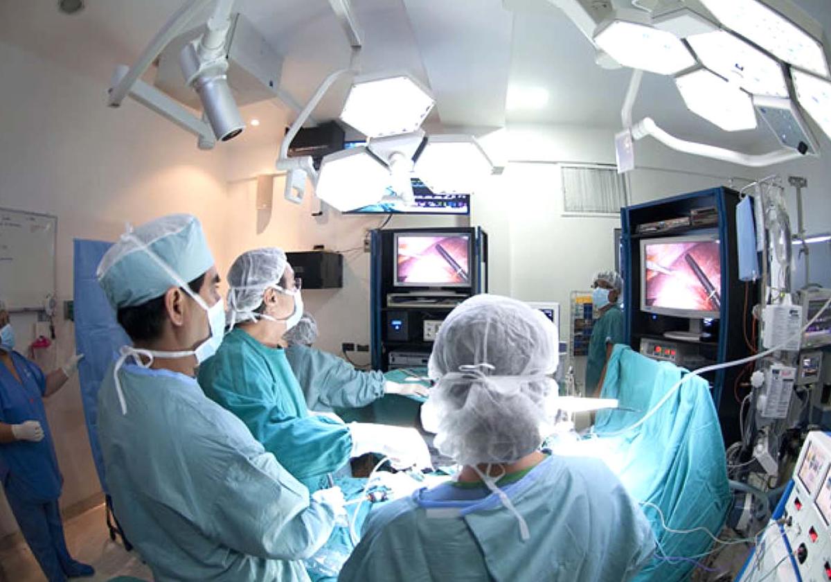 Una operación llevada a cabo en el Hospital de Salamanca en una imagen de archivo.
