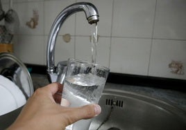 Un ciudadano llena un vaso de agua del grifo de su domicilio en Salamanca.