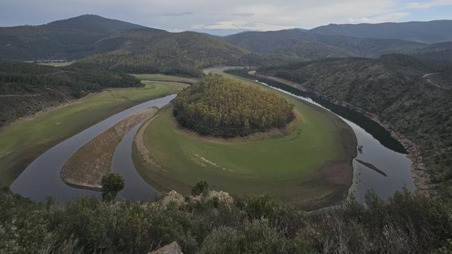 Imagen antes - Un río lleno y nieve de fondo: el capricho de la naturaleza en Salamanca que luce increíble con las lluvias