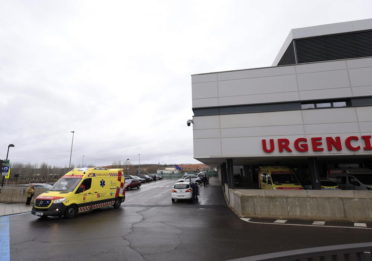 Ambulancia saliendo de Urgencias del hospital de Salamanca.