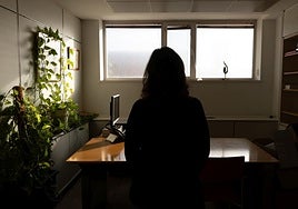 Imagen de archivo de una trabajadora de baja.