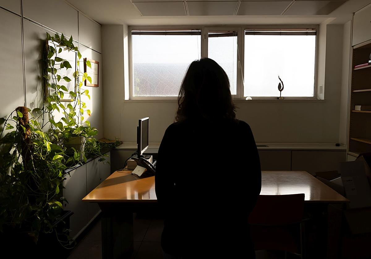 Imagen de archivo de una trabajadora de baja.