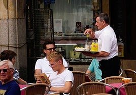 Camarero en la Plaza Mayor de Salamanca en una imagen de archivo