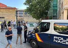 Varias personas desalojadas de la comisaría.