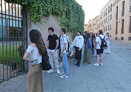 Cola para entrar en la biblioteca Abraham Zacut.