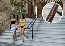 El pasamanos de nuevo diseño de las escaleras de Pinto y detalle de la pérdida de pintura.