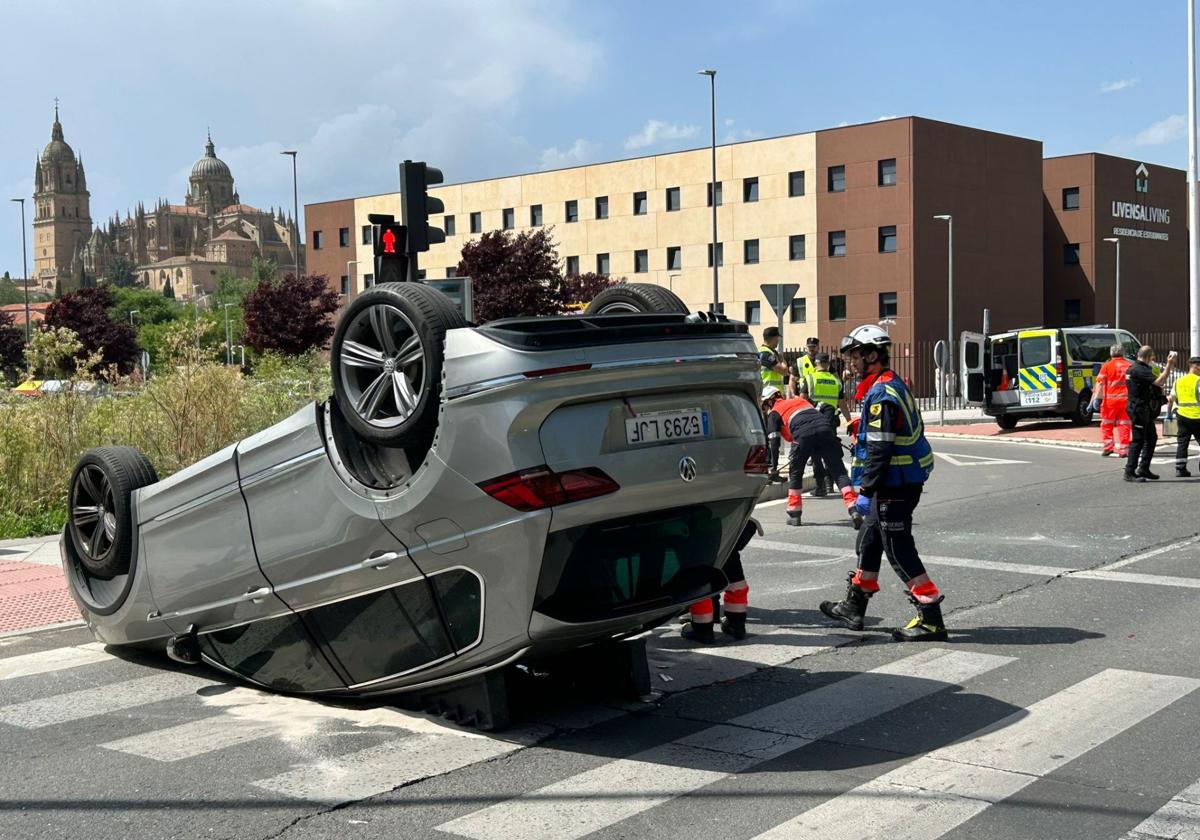 El coche volcado tras el choque.