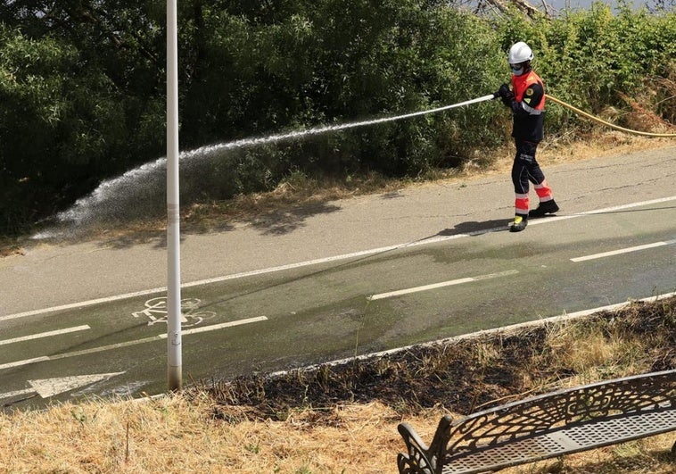 Los bomberos tratan de apagar el incendio.