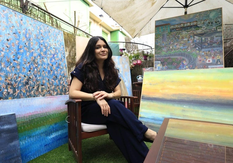 Valentina Duarte en el jardín de su casa en Salamanca junto a algunas de sus obras.