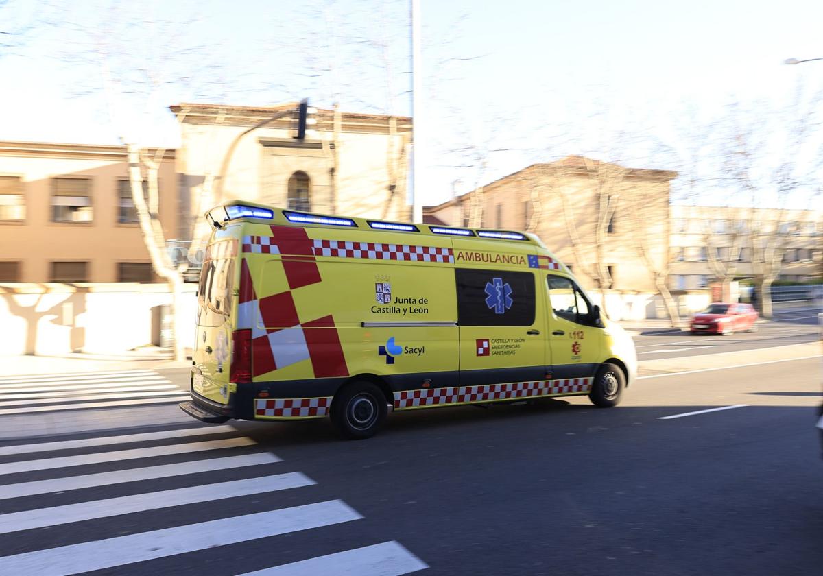 Vuelca un coche en Cabrerizos y acaba sobre las vías del tren