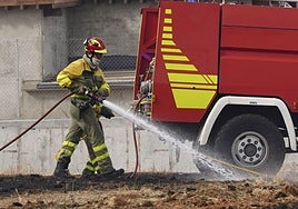 Imagen de archivo de bomberos sofocando el fuego.