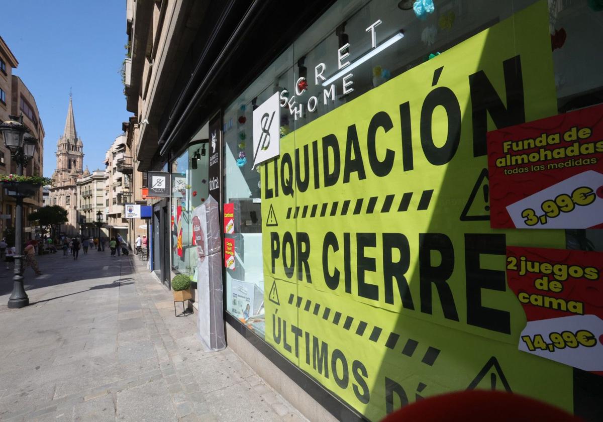Anuncio de un nuevo cierre en la calle Toro de Salamanca