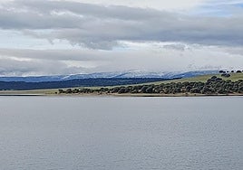 El embalse de Santa Teresa, con nieve en las cumbres de Béjar este invierno.