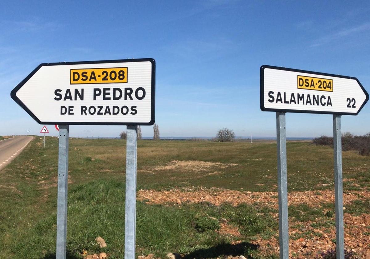 Señales de San Pedro de Rozados y Salamanca cercanas a la localidad salmantina.
