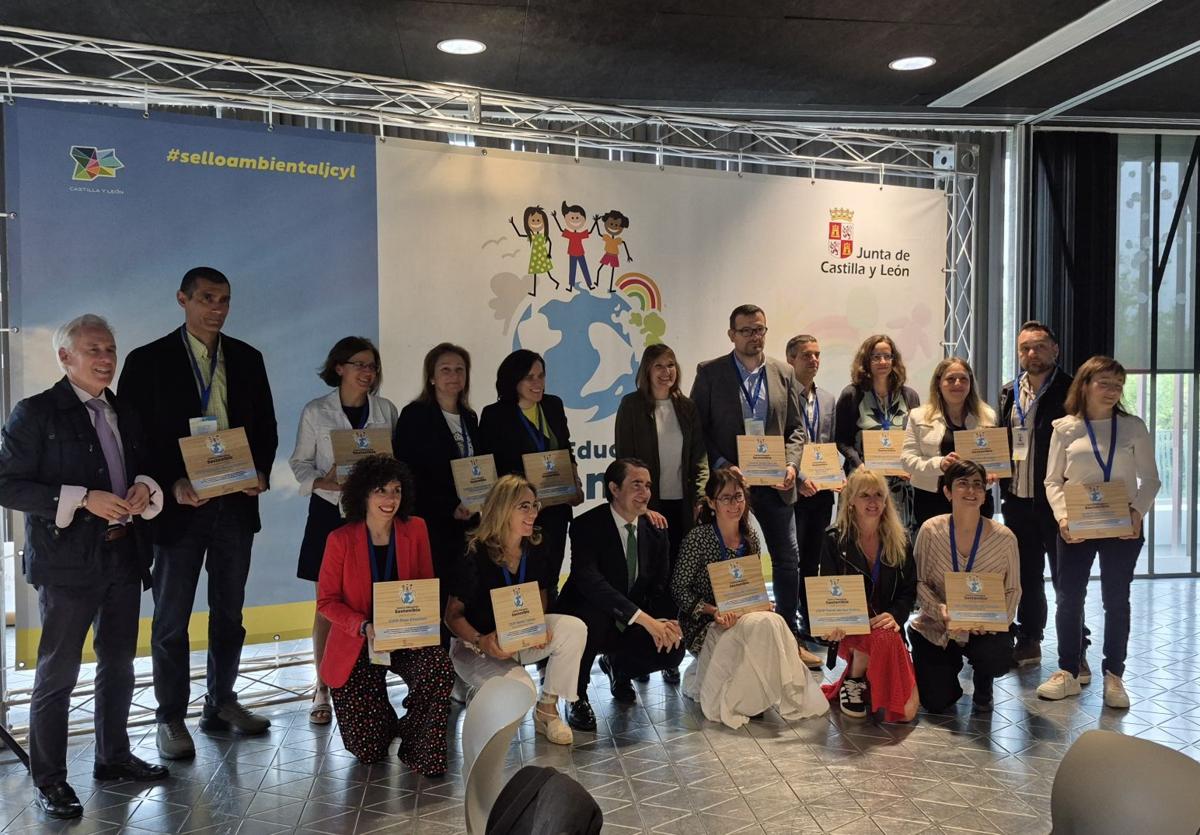 La foto con los consejeros y los centros que han sido reconocidos con el sello ambiental.