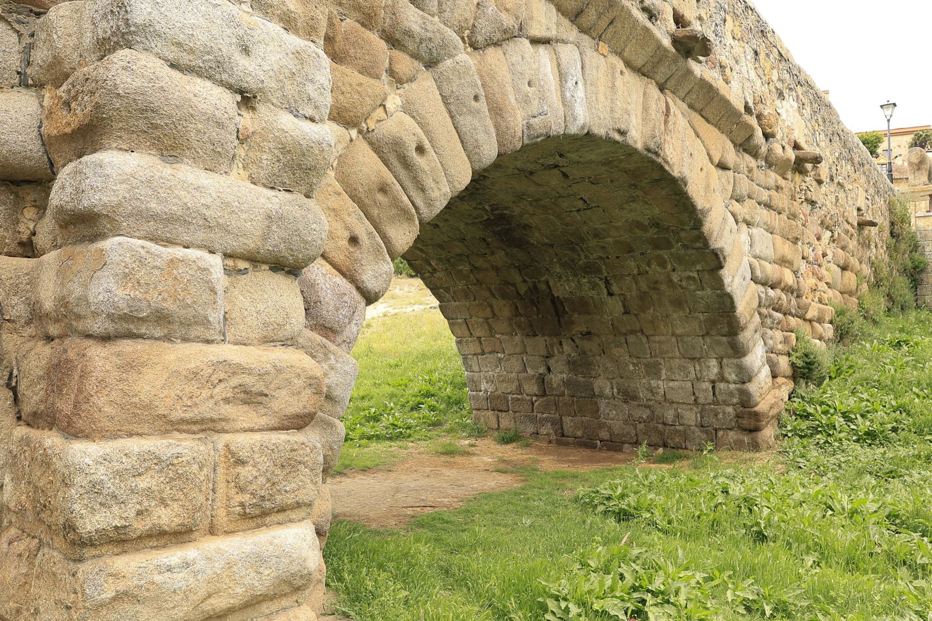 Los daños del Puente Romano de Salamanca que sobrevive a 2.000 años sobre el Tormes
