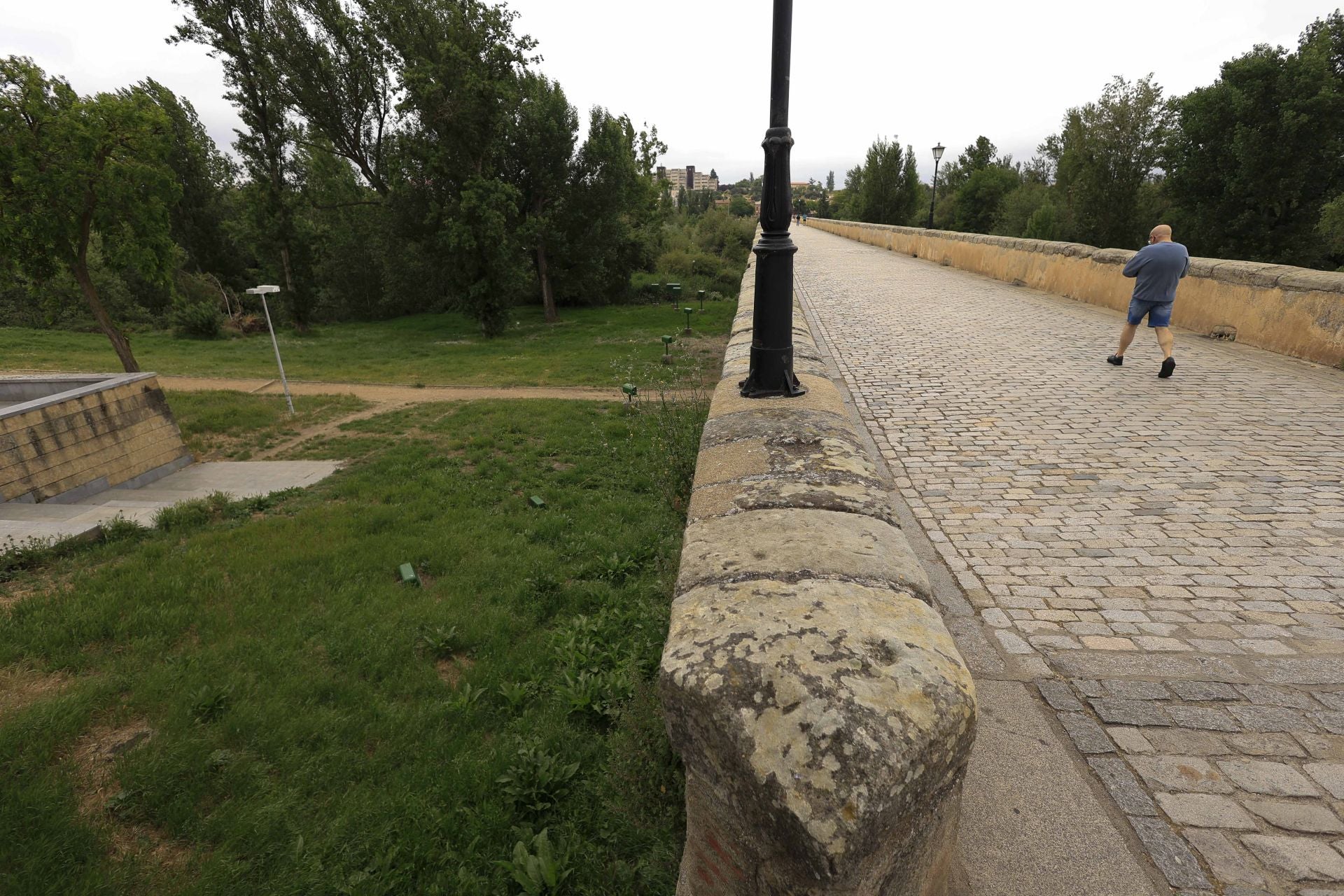 Los daños del Puente Romano de Salamanca que sobrevive a 2.000 años sobre el Tormes
